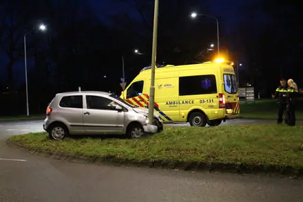 Auto botst tegen lantaarnpaal aan in Emmen — foto 1 van 2