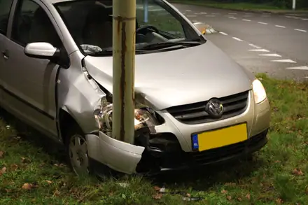 Auto botst tegen lantaarnpaal aan in Emmen — foto 2 van 2