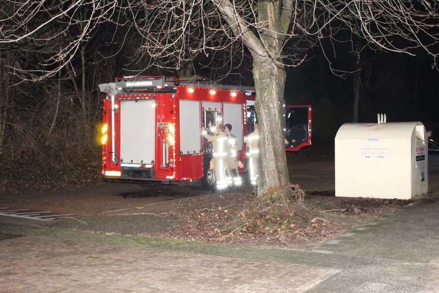 Kleding container in brand in de Parkstraat in Emmen. — Emmen