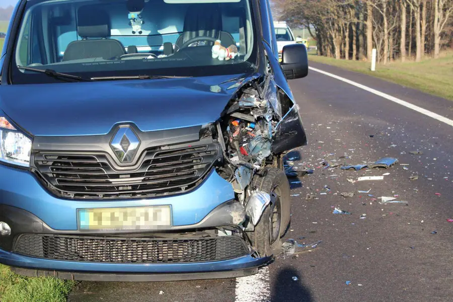 Auto en bestelbus botsen op N34 bij Emmen, bestuurder busje gewond
