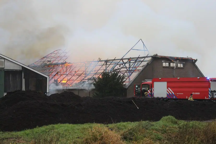 Schuur gaat in vlammen op in Emmer-Compas