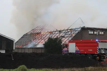 Schuur gaat in vlammen op in Emmer-Compas — foto 3 van 3