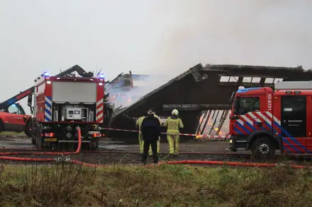 Schuur gaat in vlammen op in Emmer-Compas — foto 2 van 3