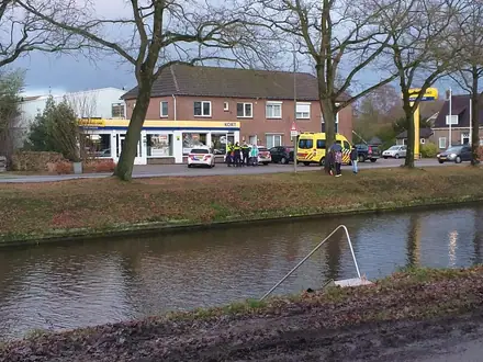 Auto rijd Kanaal in op de Verlengde Vaart NZ in Erica — foto 2 van 2