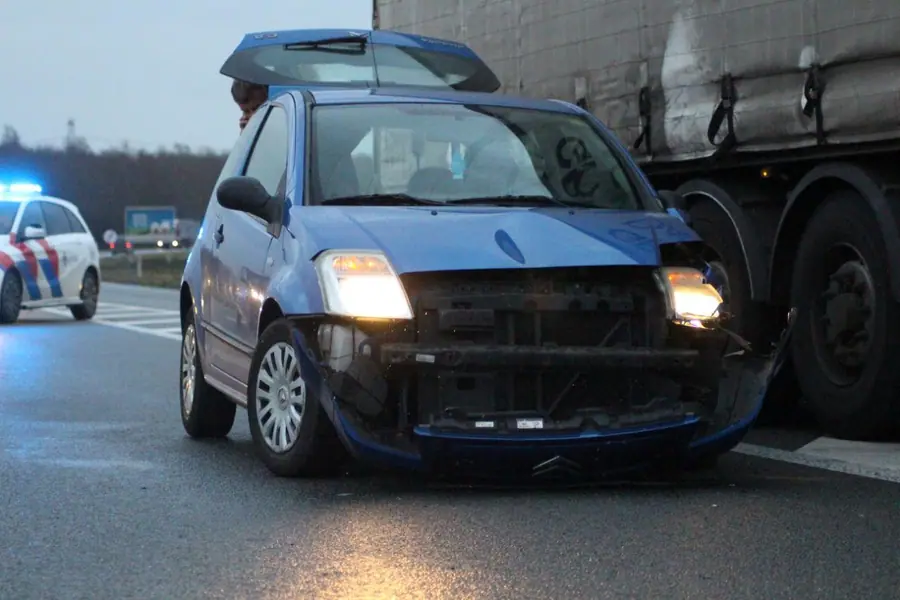 Auto raakt vrachtwagen op N34 bij afslag Emmen-Noord/Klijndijk