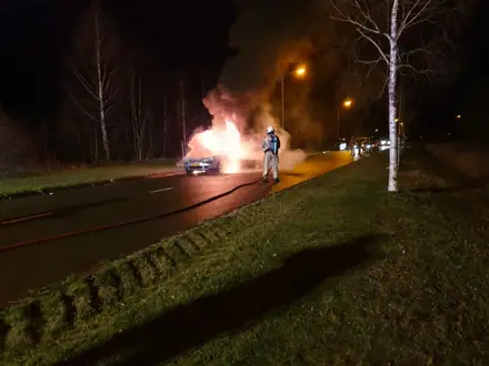 Auto vat vlam op maxwellstraat in Emmen — foto 1 van 2