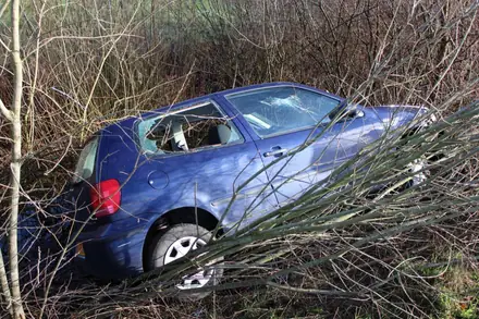 Auto belandt in sloot langs A37: bestuurder gewond — foto 2 van 2