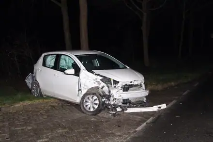 Forse aanrijding op kruising Kanaalweg/Burgemeester Osselaan in Schoonebeek. — foto 3 van 3