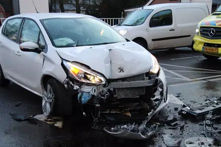 Auto knalt op brug bij Emmer-Compascuum… Grote ravage. Bestuurder voor onderzoek in ambulance. — foto 4 van 4