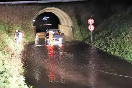 Busje strand in tunnelbak onder N34 bij Eext. Brandweer Annen haalt de bus met de LIER weg — foto 3 van 3