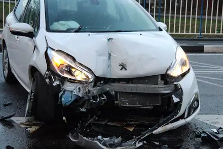 Auto knalt op brug bij Emmer-Compascuum… Grote ravage. Bestuurder voor onderzoek in ambulance. — foto 3 van 4