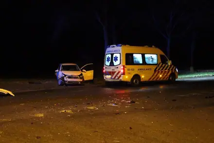 Forse aanrijding op kruising Kanaalweg/Burgemeester Osselaan in Schoonebeek. — foto 1 van 3