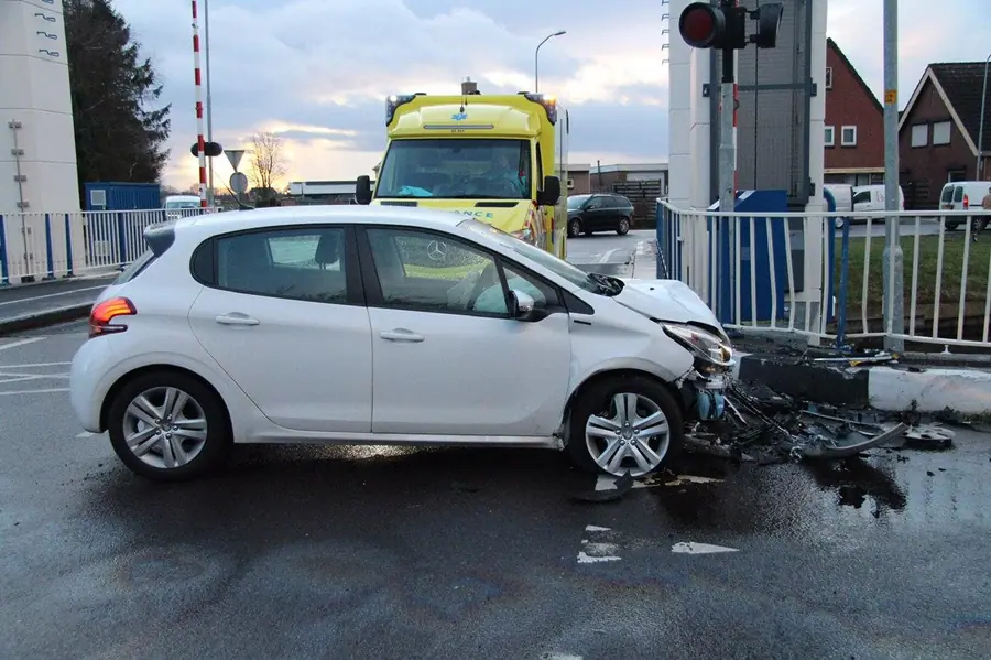 Auto knalt op brug bij Emmer-Compascuum… Grote ravage. Bestuurder voor onderzoek in ambulance.