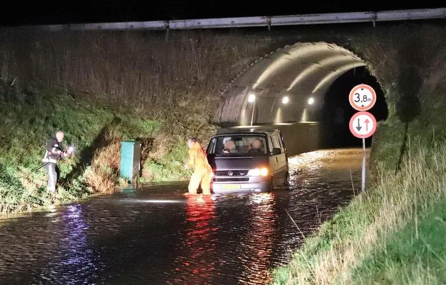 Busje strand in tunnelbak onder N34 bij Eext. Brandweer Annen haalt de bus met de LIER weg