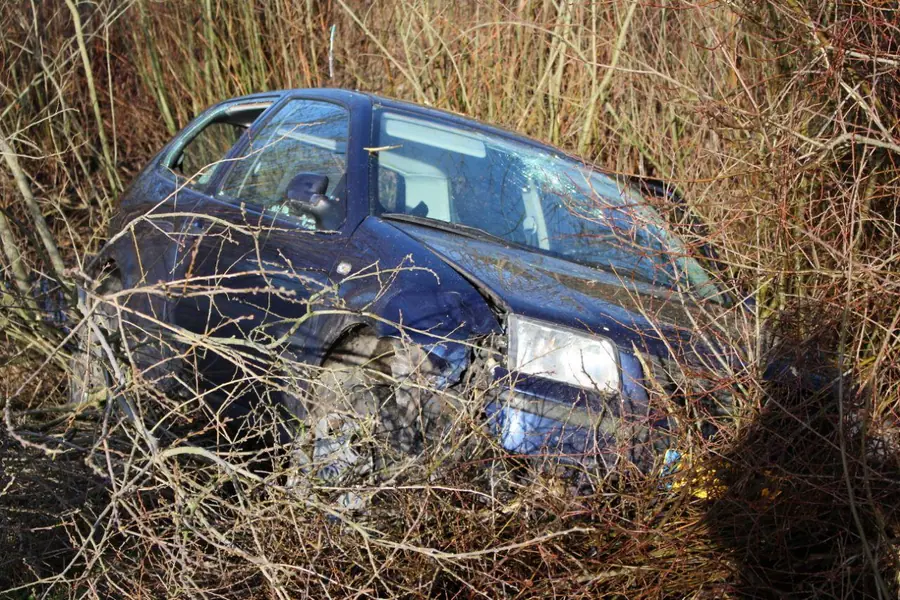 Auto belandt in sloot langs A37: bestuurder gewond — Klazienaveen