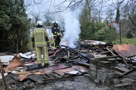 Opnieuw is er brand ontstaan op de failliete camping aan de Bosweg in Anloo. — foto 2 van 3