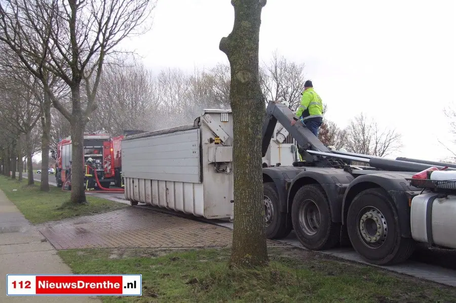 Brand in door vrachtwagen vervoerde container op Hoogeveenseweg in Nieuw-Balinge