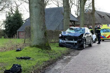 Bij een ongeval op de Annerweg in Anloo zijn twee auto’s op elkaar gebotst. — foto 2 van 2