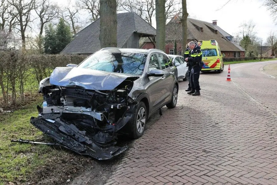 Bij een ongeval op de Annerweg in Anloo zijn twee auto’s op elkaar gebotst.