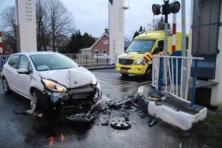 Auto knalt op brug bij Emmer-Compascuum… Grote ravage. Bestuurder voor onderzoek in ambulance. — foto 2 van 4