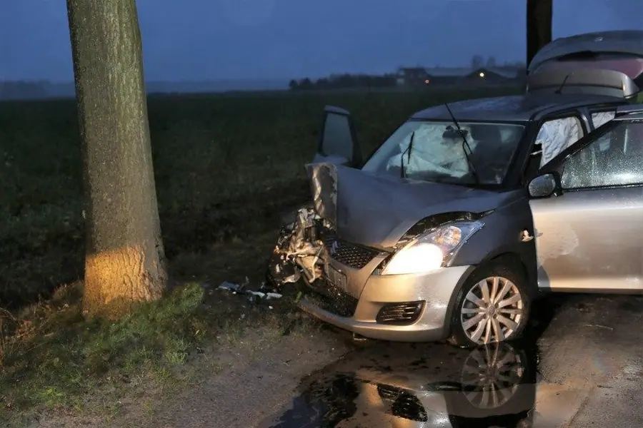 Auto knalt tegen boom op Gieterveldweg bij Gieten (video)