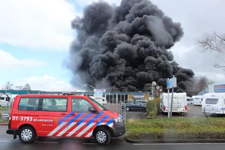 Zeer grote brand bij palet opslag Marum — foto 2 van 3