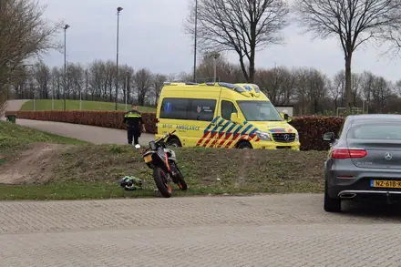 Bestuurder Schakelbrommer komt ten val in Emmen na mislukte stunt — foto 1 van 2