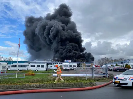 Zeer grote brand bij palet opslag Marum — foto 3 van 3