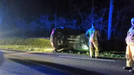 Automobilist belandt in greppel bij Borger — foto 1 van 2
