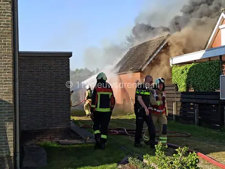 Schuurbrand in Klazienaveen onder controle [update] — foto 3 van 4