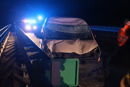 Auto in de vangrail A37 bij Klazienaveen — foto 1 van 3