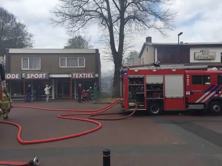 Brand in schuur Emmen — foto 1 van 3
