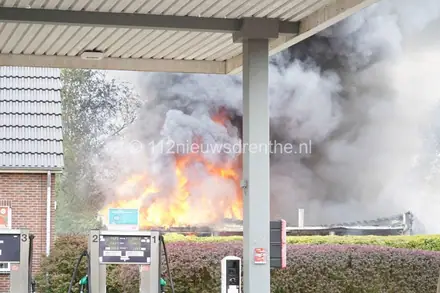 Asbest vrij bij grote brand in Nieuw-Weerdinge [update: brand meester] — foto 2 van 5