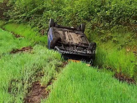 Auto op de kop in de sloot in Klazienaveen — foto 1 van 2