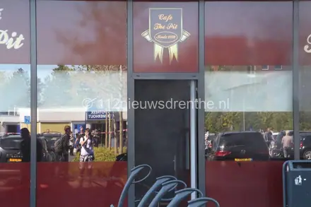 Grote brand bij snackbar in Emmen onder controle — foto 2 van 6