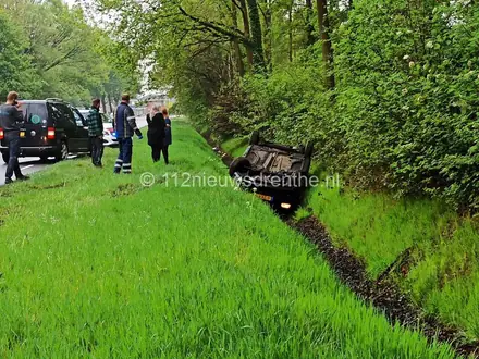 Auto op de kop in de sloot in Klazienaveen — foto 2 van 2