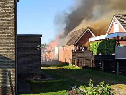 Schuurbrand in Klazienaveen onder controle [update] — foto 1 van 4
