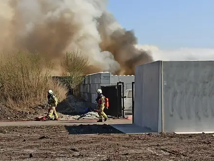 Grote brand bij recyclingbedrijf in Nieuw-Dordrecht — foto 4 van 4