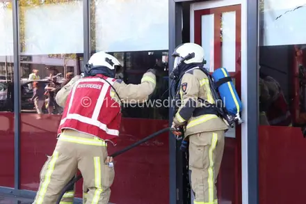 Grote brand bij snackbar in Emmen onder controle — foto 6 van 6