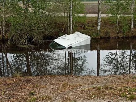 Bestelbus rijdt tegen boom en eindigt te water — foto 3 van 3