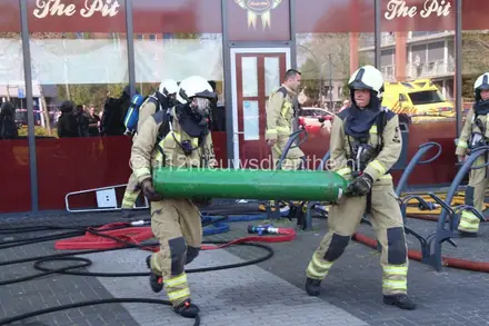 Grote brand bij snackbar in Emmen onder controle — foto 3 van 6