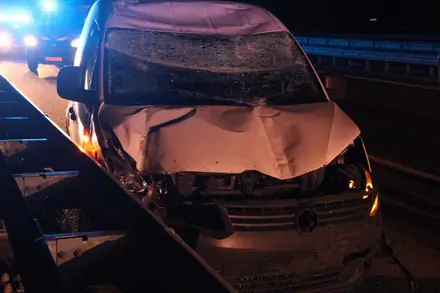 Auto in de vangrail A37 bij Klazienaveen — foto 3 van 3