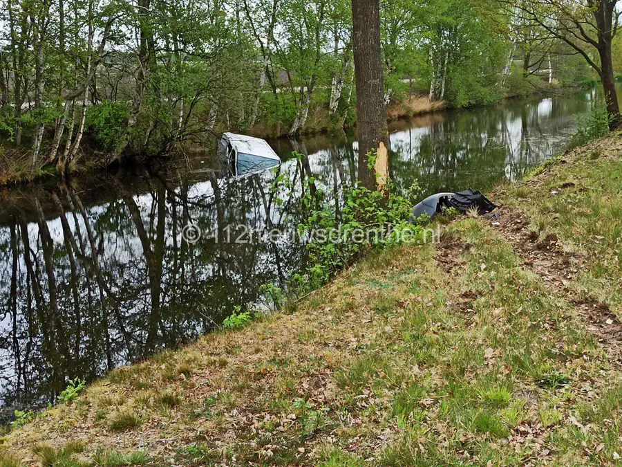 Bestelbus rijdt tegen boom en eindigt te water