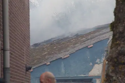 Brand in schuur Emmen — foto 2 van 3