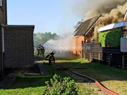 Schuurbrand in Klazienaveen onder controle [update] — foto 4 van 4