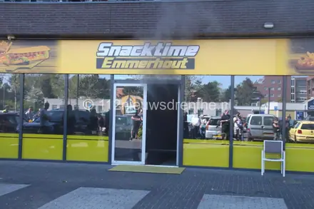 Grote brand bij snackbar in Emmen onder controle — foto 1 van 6