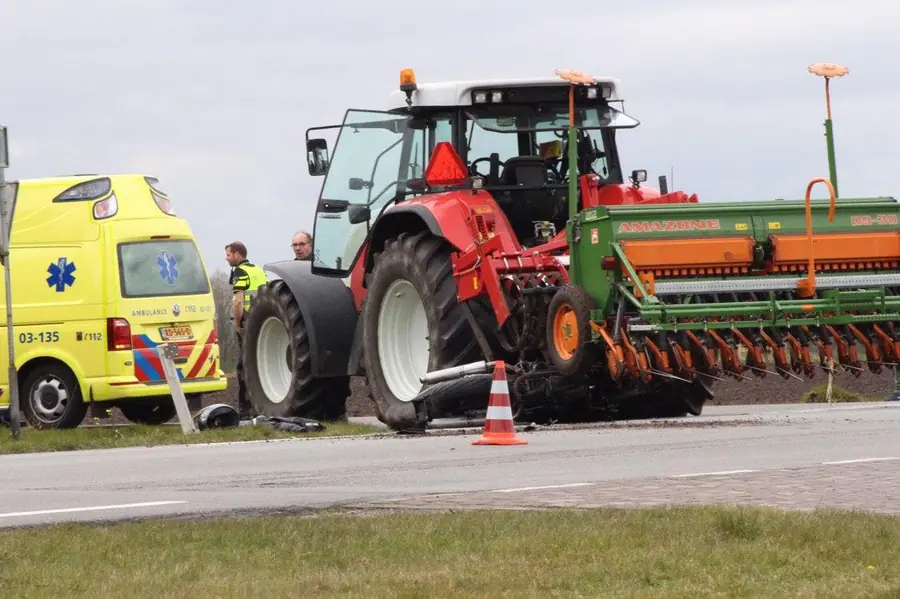 Motorrijder raakt gewond na botsing met tractor in Emmen