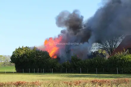 Brand in schuur Anreep, brandweer redt rietgedekte boerderij — foto 1 van 4