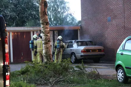 Brand in auto in Emmen — foto 1 van 2