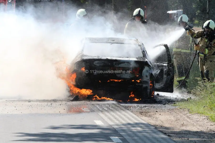Auto brandt uit midden op de weg in Holsloot